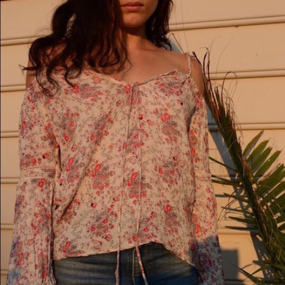 • Boho Style Off-Shoulder Blouse •